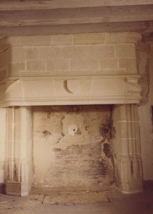 Château de Béthune : Donjon, 3e étage, cheminée monumentale, vue générale