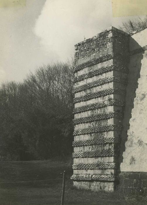 Château de Béthune : Eperon d’angle sud-est de la terrasse est, vue générale