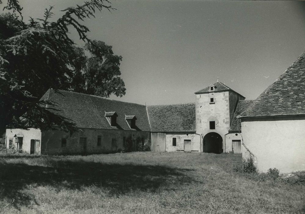 Château de Villiers : Communs, cour intérieure, ensemble nord-est, vue générale