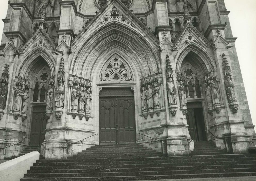 Basilique Notre-Dame-des-Enfants : Façade occidentale, vue partielle