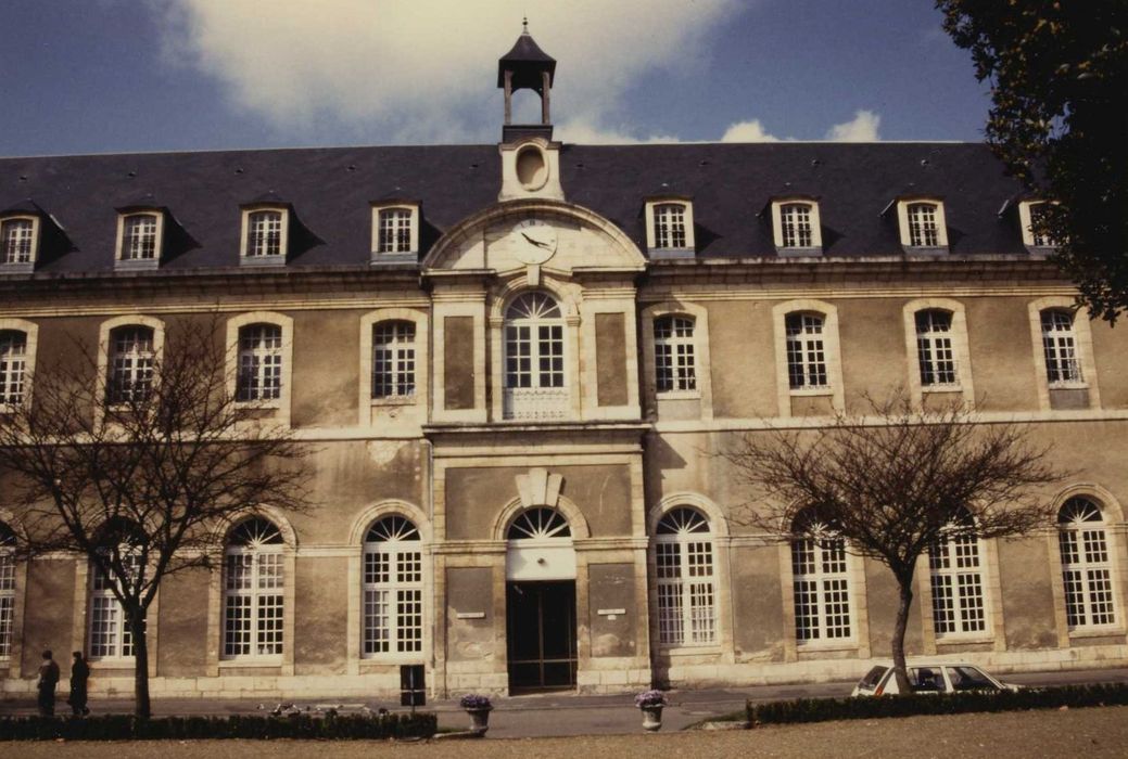 Ancienne abbaye Saint-Pierre, actuellement Centre Hospitalier spécialisé : Bâtiment abbatial, façade est sur jardin, vue partielle