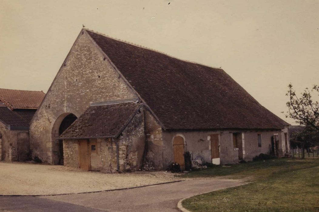 Ancienne abbaye Saint-Pierre, actuellement Centre Hospitalier spécialisé : Grange, façades nord et est, vue générale