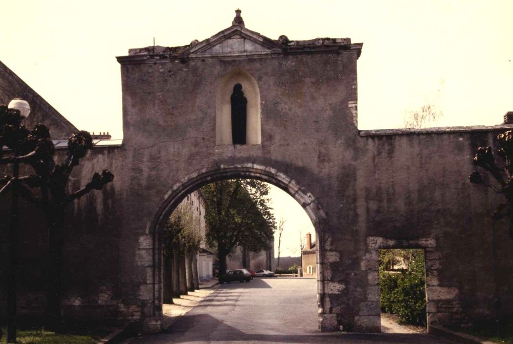 Ancienne abbaye Saint-Pierre, actuellement Centre Hospitalier spécialisé : Porche d’entrée, vue générale