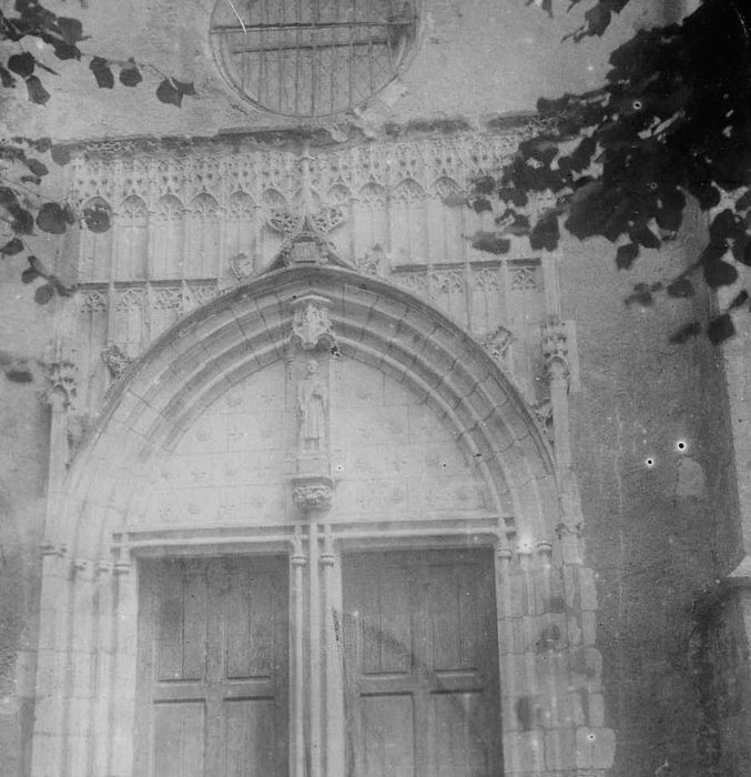 Eglise Saint-Etienne : Portail occidental, vue partielle