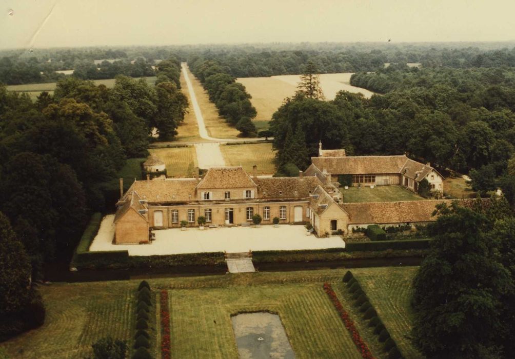 Château de Lauroy : Vue aérienne, vue générale du château dans son environnement