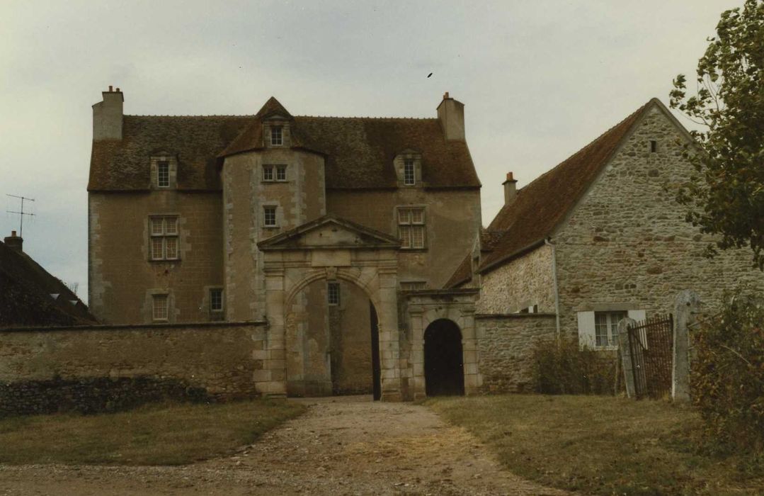 Château de la Salle : Ensemble sud-est, vue générale