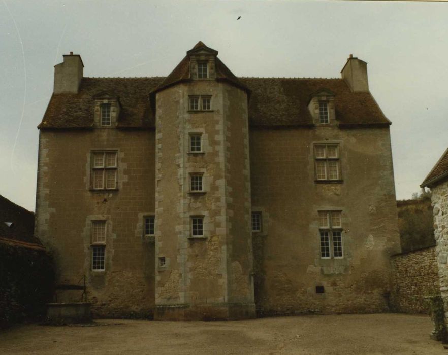 Château de la Salle : Façade sud-est, vue générale