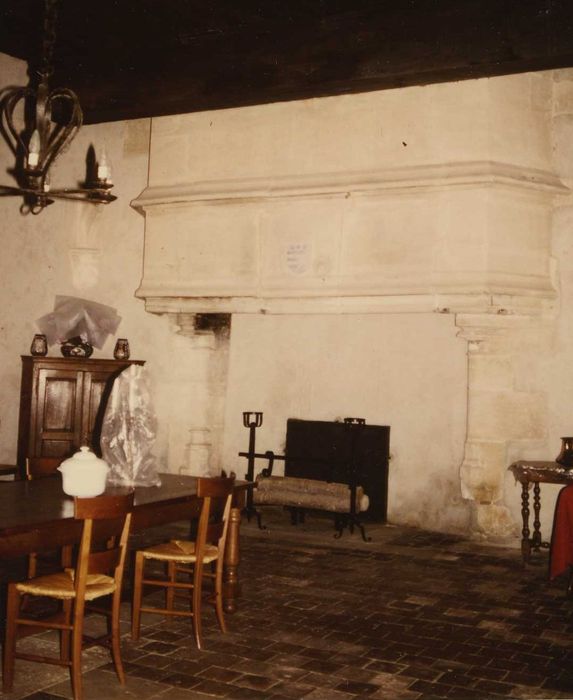 Château de la Salle : Salle à manger, cheminée monumentale, vue générale