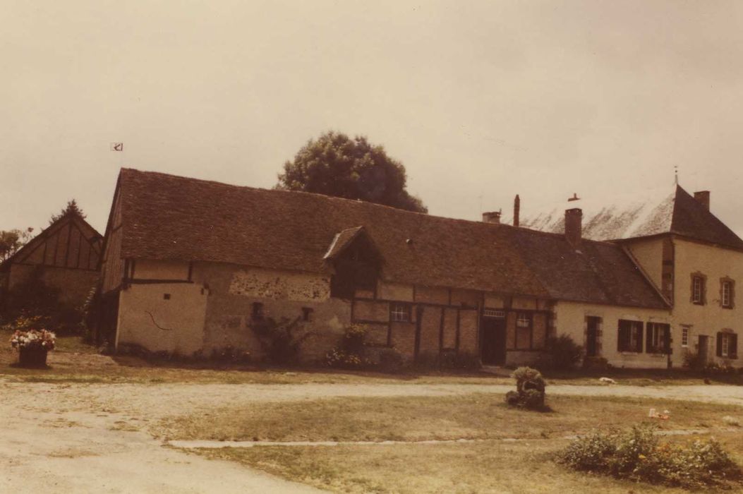 Domaine du Moulin au Riche : Communs (bâtiment E), façade nord-ouest, vue générale