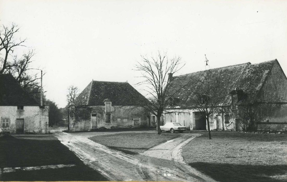 Domaine de la Périsse : Cour intérieure, vue générale des bâtiements situés dans l’angle sud-ouest