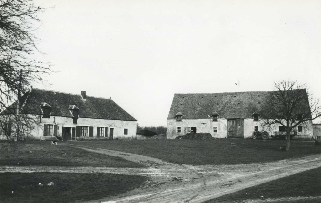 Domaine de la Périsse : Grande cour nord, bâtiments de ferme situés à l’angle nord-ouest