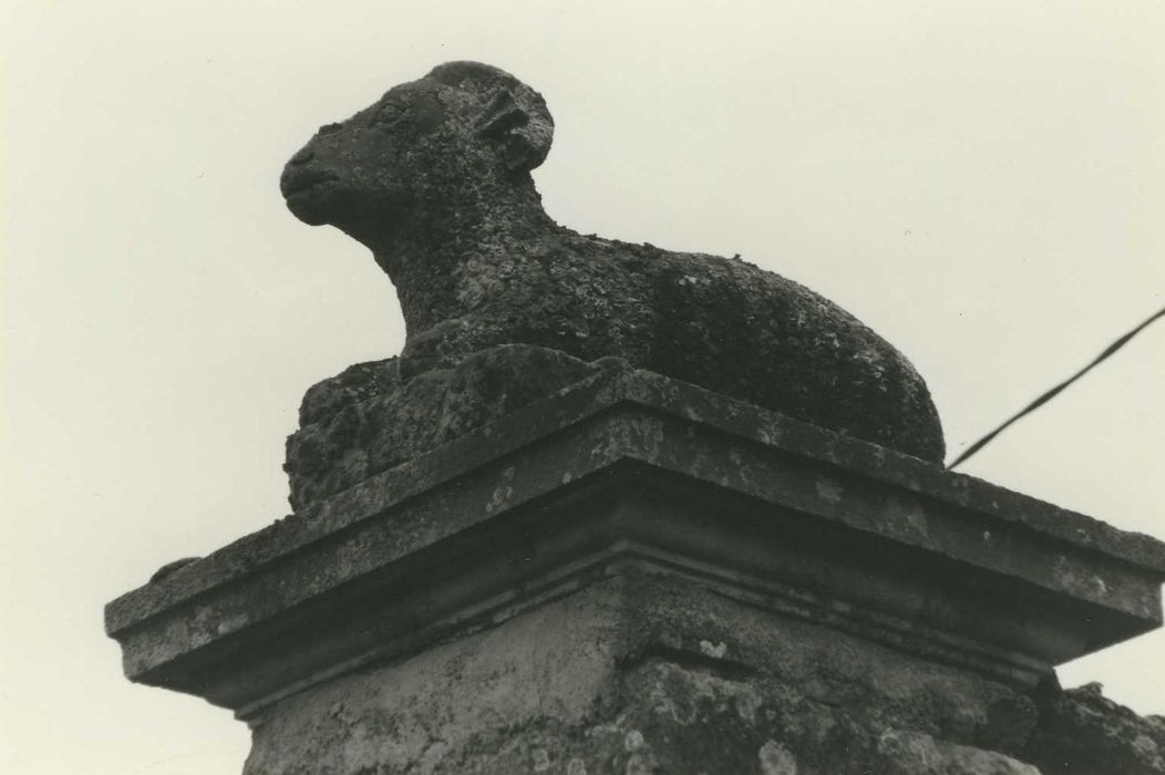 Domaine de la Périsse : Détail d’une sculpture de pierre surmontant un des piliers de l’entrée de la propriété