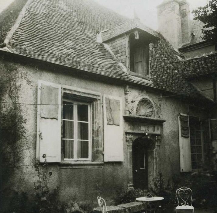 Hôtel ou maison dite de Charles VII (anciennement le Château Vieux) : Cour intérieure, logis, vue partielle de la façade