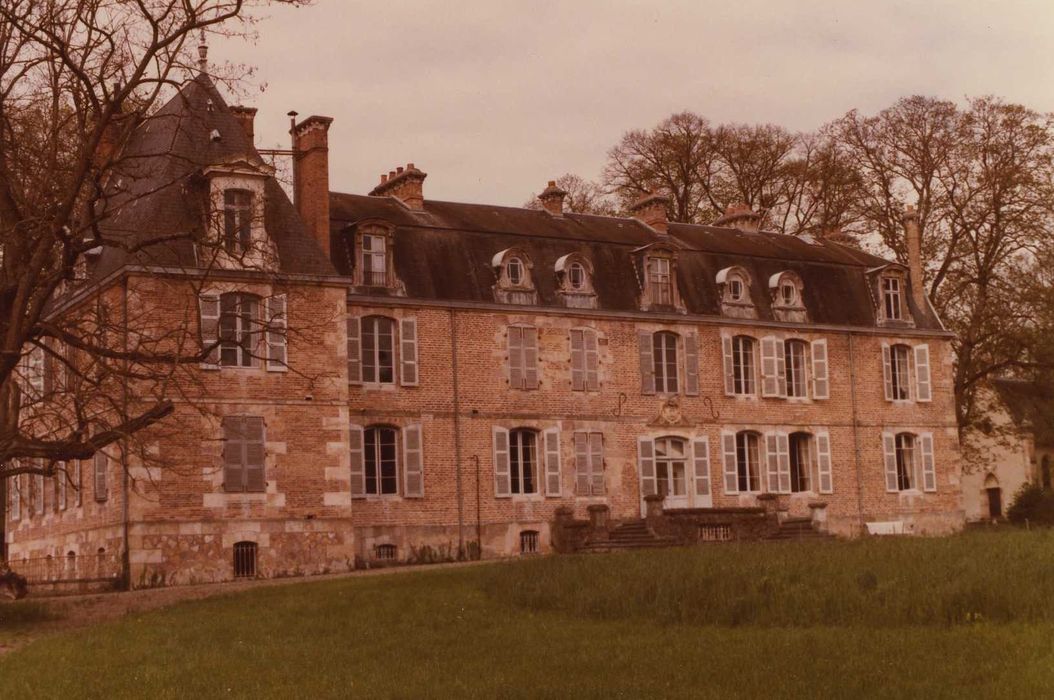 Château de Cornançay : Ensemble est, vue générale