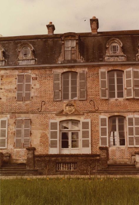 Château de Cornançay : Façade sud, vue partielle