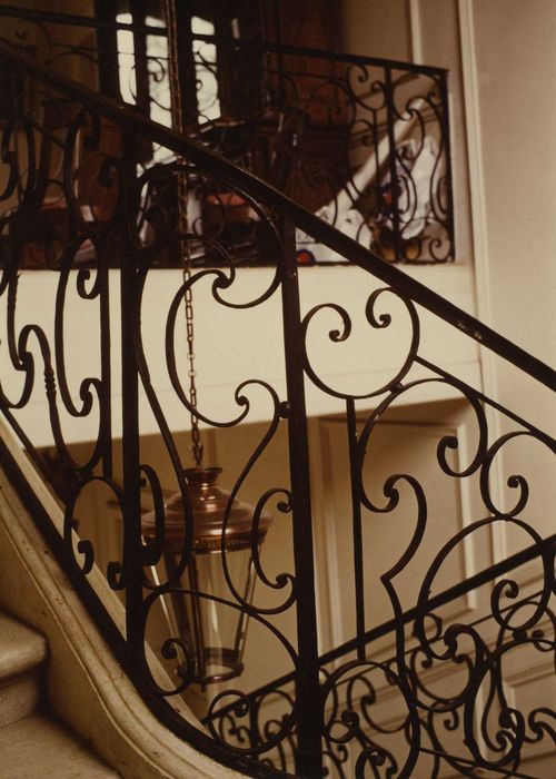 Château de Cornançay : Escalier monumental, détail de la rampe en fer forgé