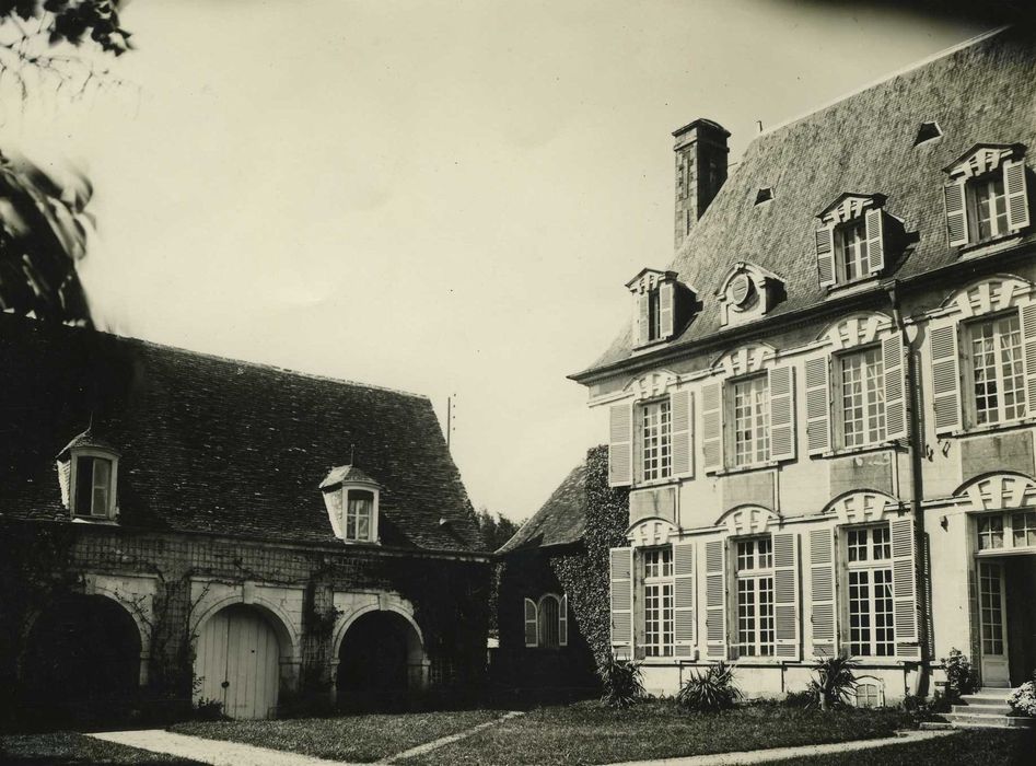 Château de Bois-Bouzon : Façade sud du logis, aile ouest des communs, vue partielle