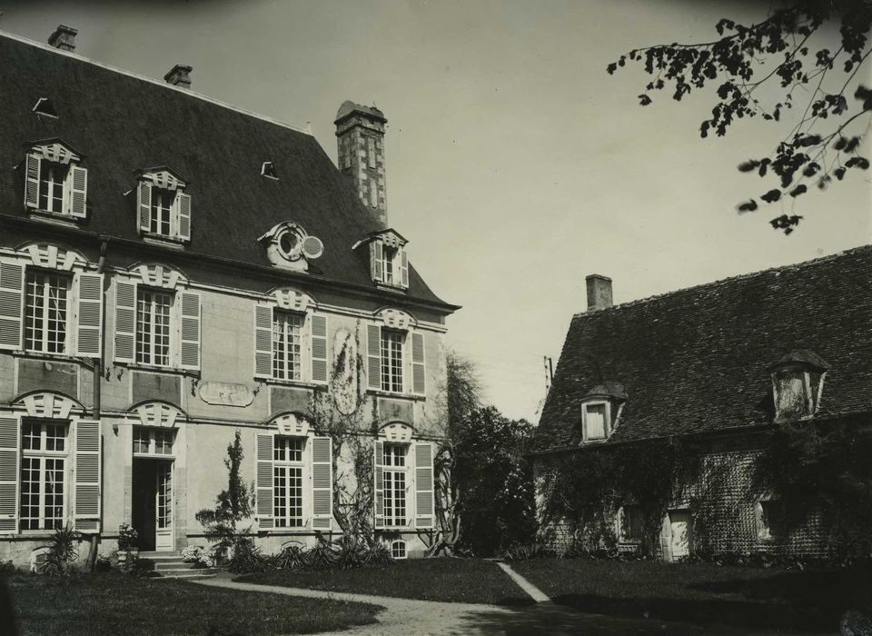 Château de Bois-Bouzon : Façade sud du logis, aile est des communs, vue partielle