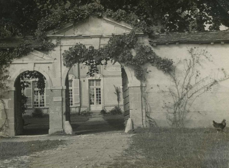 Château de Bois-Bouzon : Porche d’accès sud, vue générale