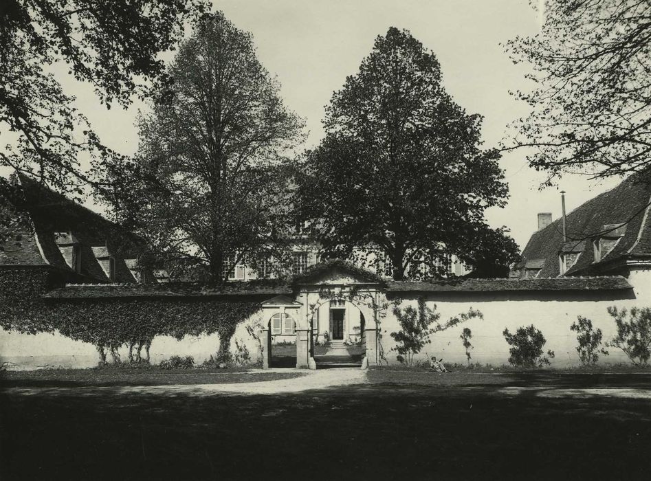 Château de Bois-Bouzon : Porche d’accès sud, vue générale