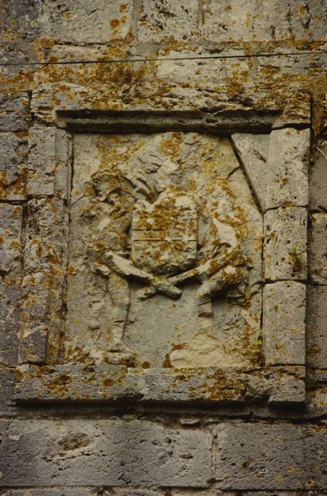 Château : Ancien châtelet d’entrée, façade sud, détail d’un bason sculpté aux armes de la famille Laloe