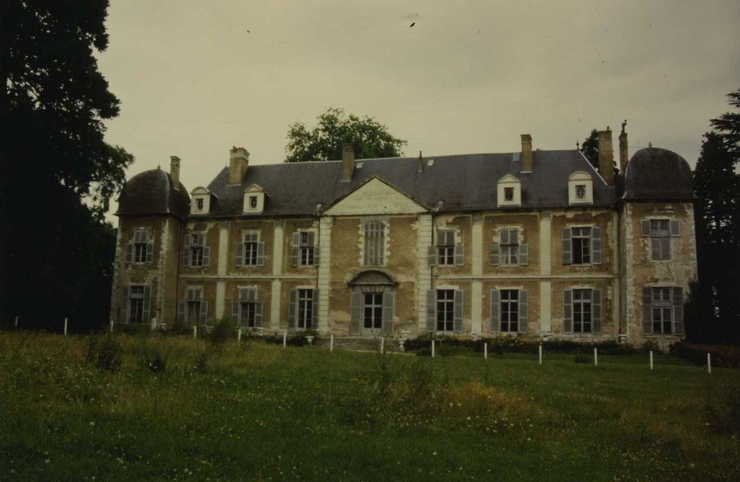 Château : Façade sud-est, vue générale