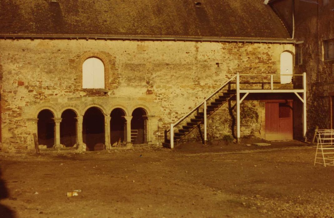 Ancien prieuré grandmontain de Fontblanche : Cour intérieure, aile est, façade ouest, salle capitulaire, vue générale