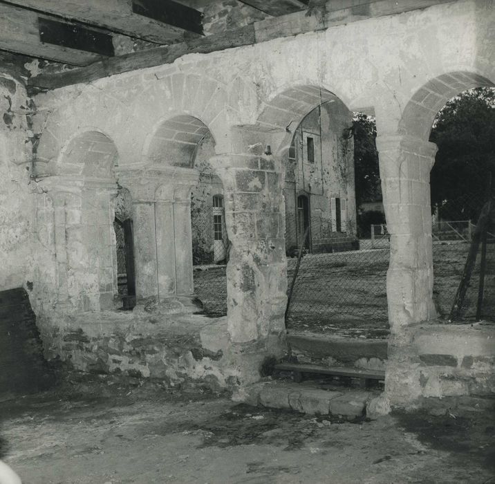 Ancien prieuré grandmontain de Fontblanche : Aile est, salle capitulaire, vue partielle