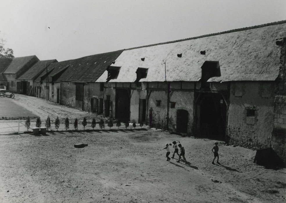 Ancien prieuré grandmontain de Fontblanche : Cour intérieure, bâtiments agricoles, ensemble sud, vue générale