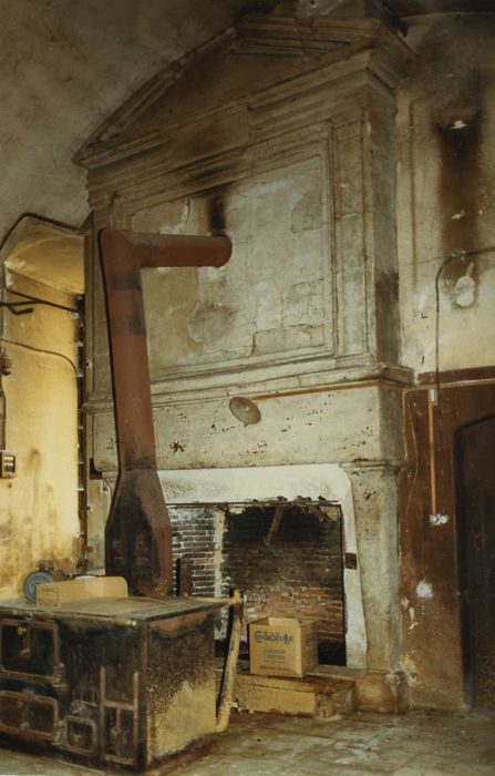 Château de la Maisonfort : Ancienne cuisine, cheminée monumentale, vue générale