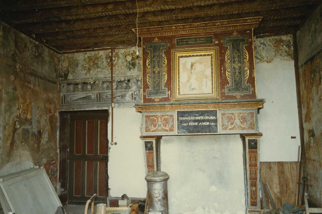 Château de la Maisonfort : Chambre dite du « Chapelain », 2e étage, vue générale d’uen cheminée