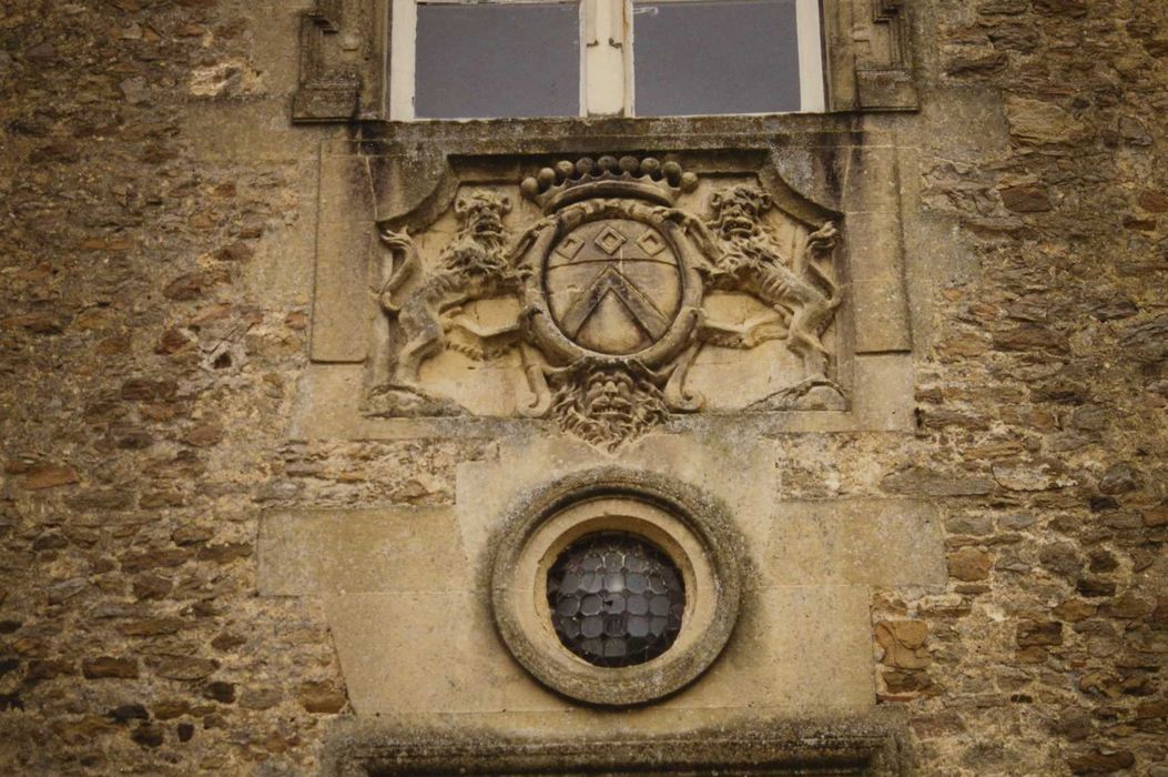 Château de Coulon : Façade ouest, détail des armes de la famille Dorsanne