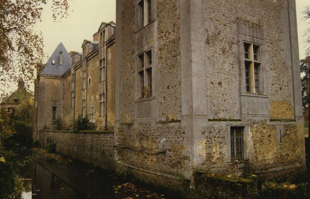 Château de Coulon : Façade est, vue partielle