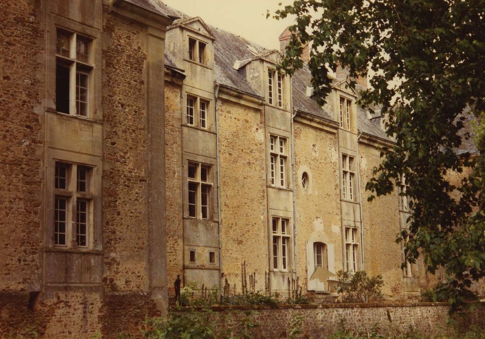 Château de Coulon : Façade est, vue partielle