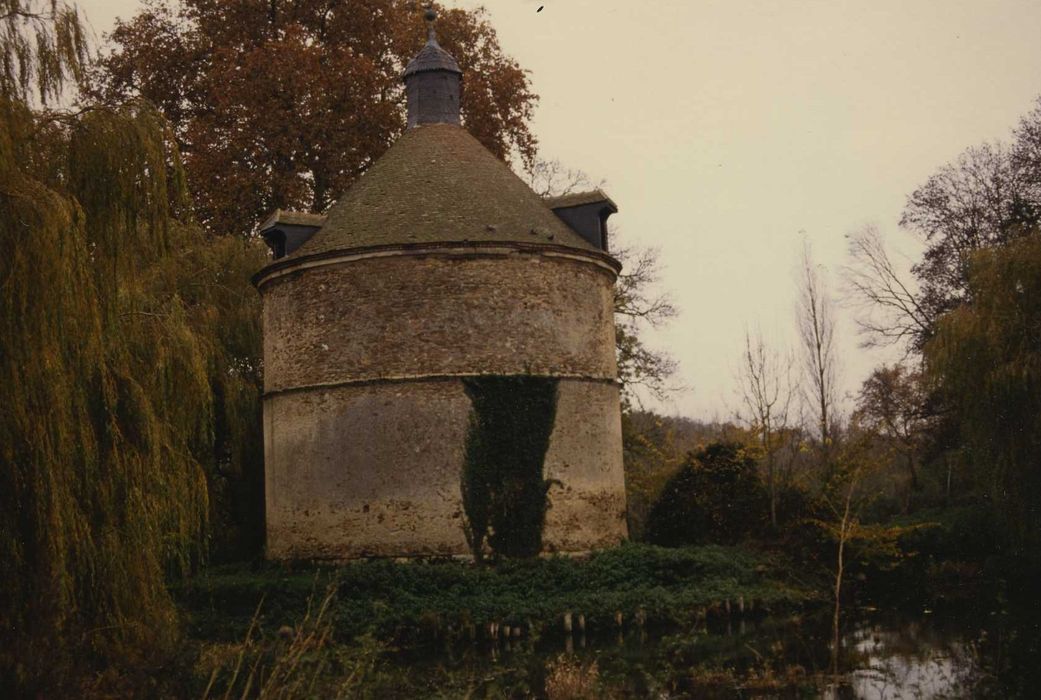 Château de Coulon : Pigeonnier, vue générale