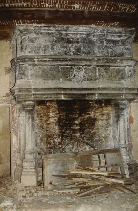 Manoir de Chezelles : 1er étage, salle est, cheminée monumentale, vue générale