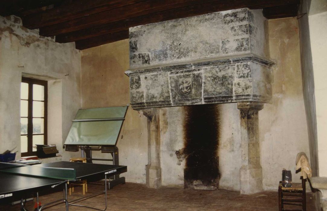 Manoir de Chezelles : 1er étage, salle ouest, cheminée monumentale, vue générale