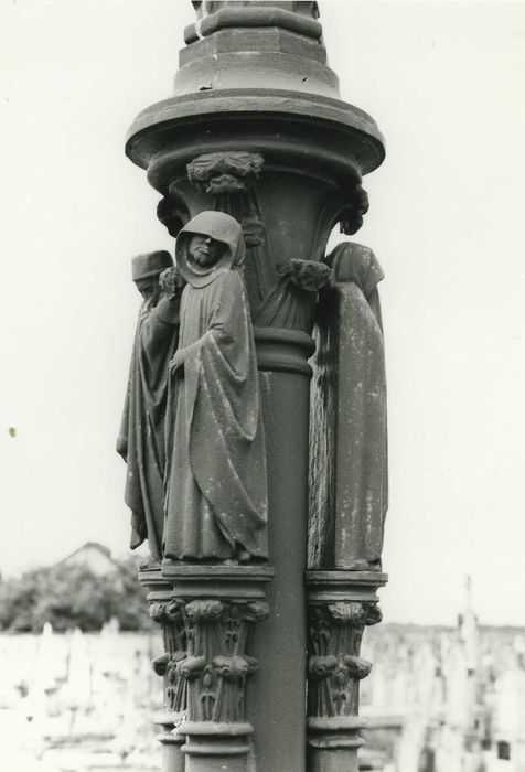 Croix du cimetière : Détail des pleurants