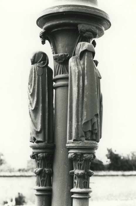 Croix du cimetière : Détail des pleurants