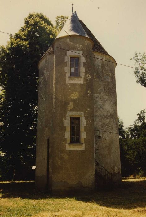 Commanderie de templiers des Bordes : Tour de l’ancien château, élévation est, vue générale