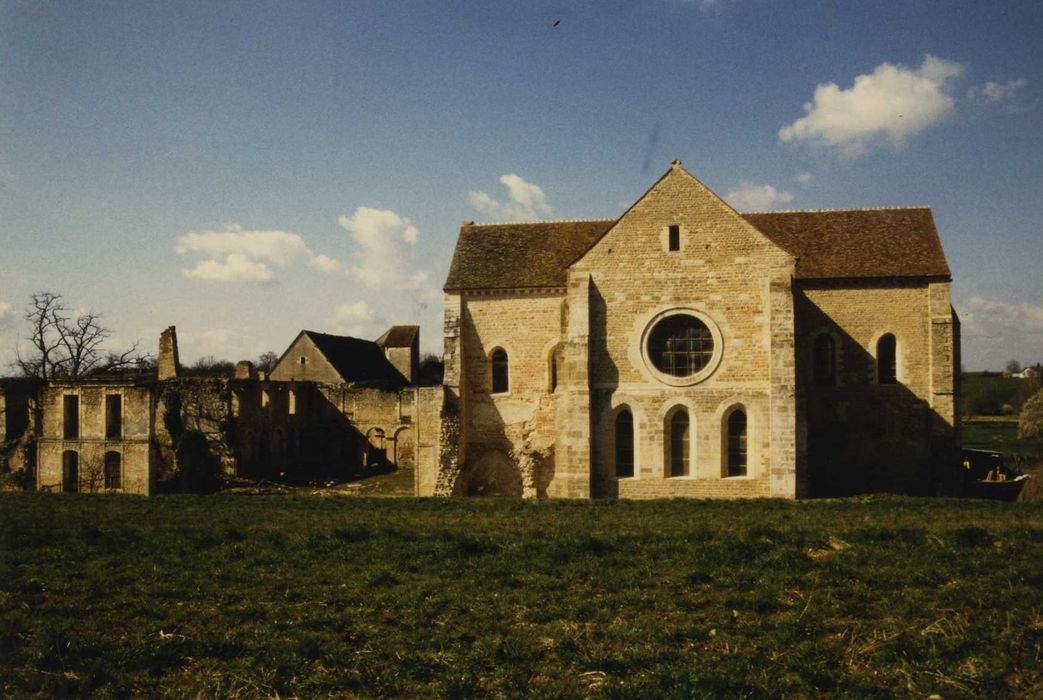 Abbaye Notre-Dame de Fontmorigny : Eglise abbatiale, chevet, vue générale