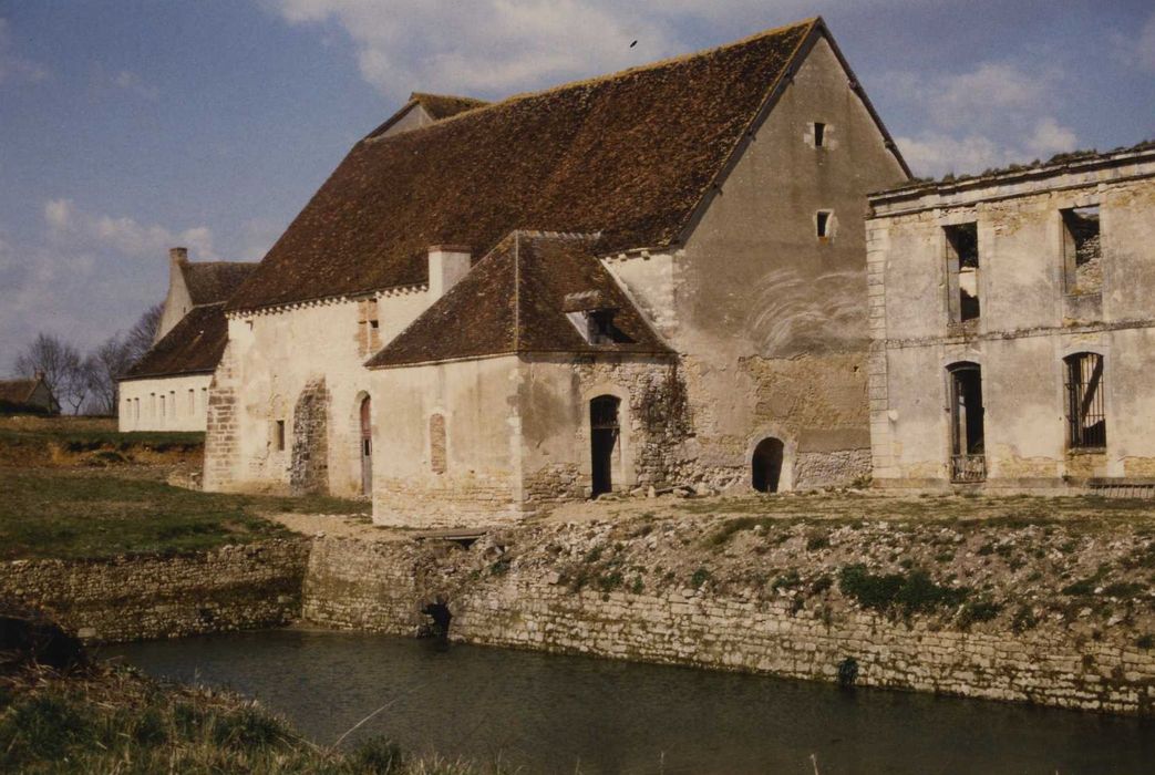 Abbaye Notre-Dame de Fontmorigny : Bâtiment des convers et boulangerie, ensemble sud, vue générale