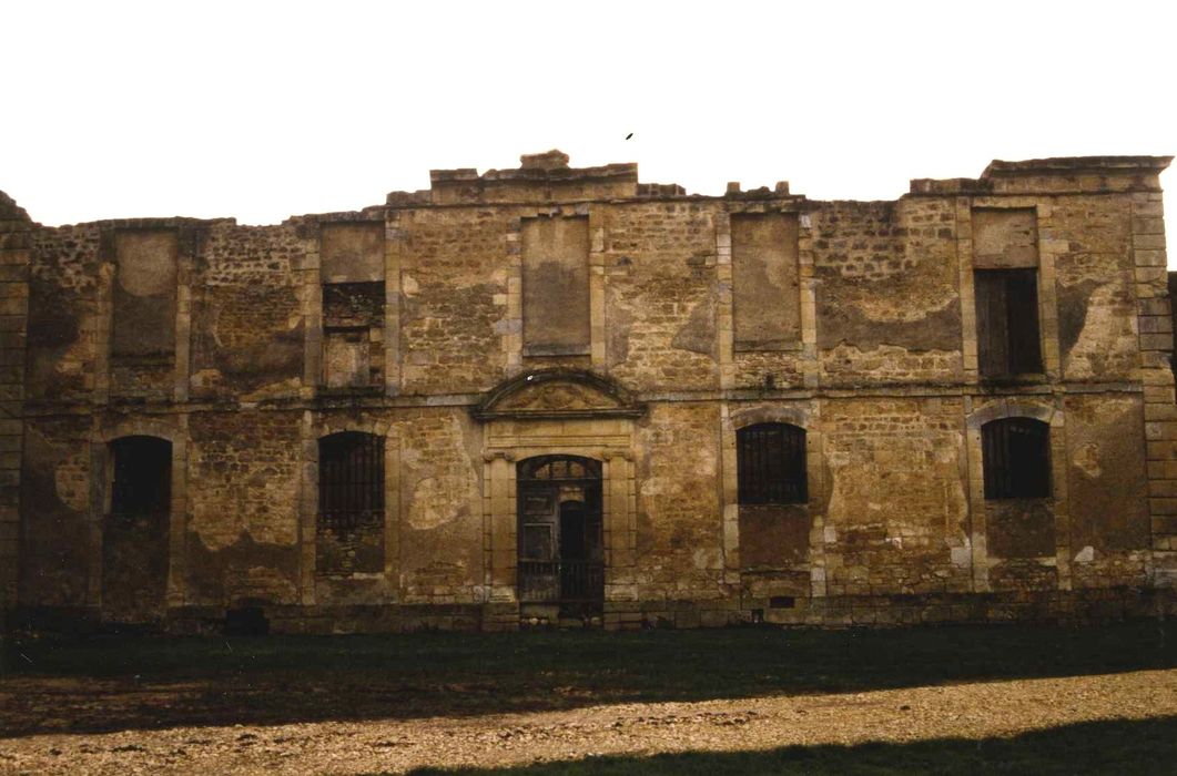 Abbaye Notre-Dame de Fontmorigny : Bâtiments conventuels, carré du cloître, aile nord, vue générale