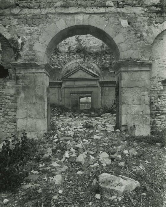 Abbaye Notre-Dame de Fontmorigny : Cloître, galerie ouest, vue partielle