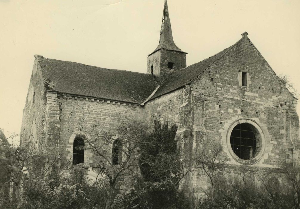 Abbaye Notre-Dame de Fontmorigny : Eglise abbatiale, chevet et transept sud, vue générale