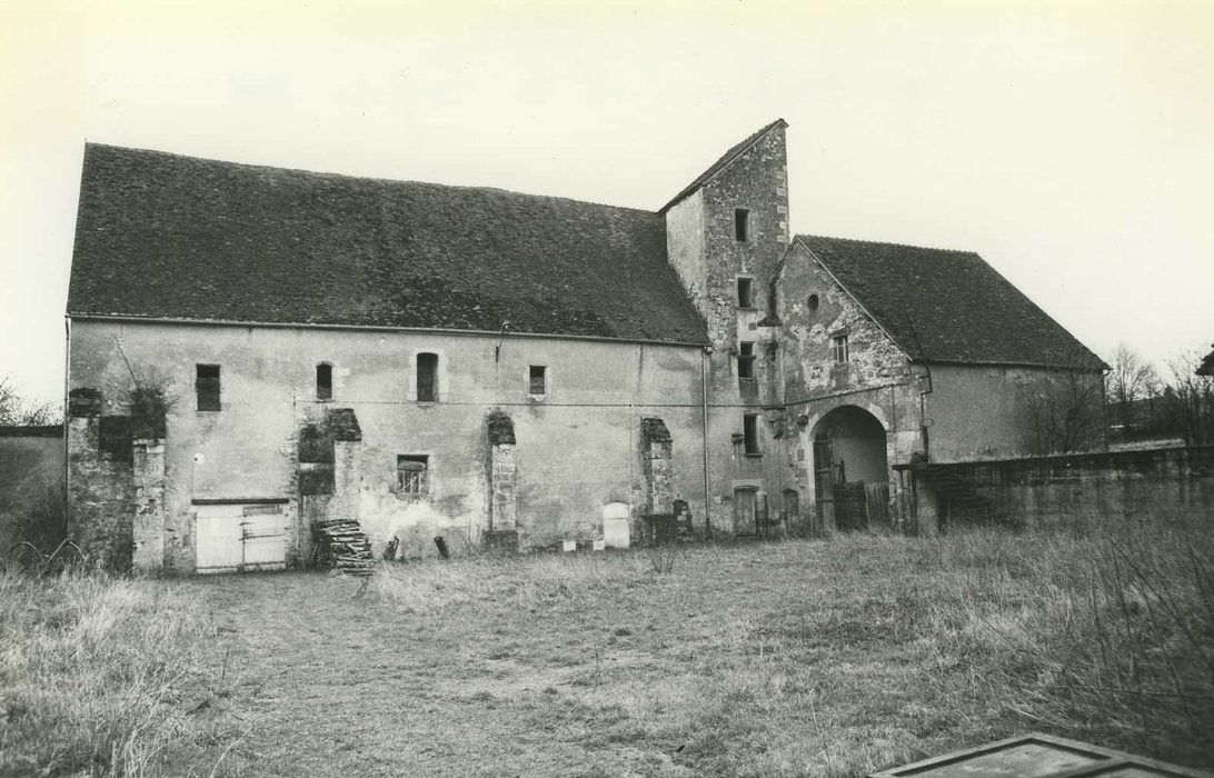 Abbaye Notre-Dame de Fontmorigny : Cellier, ensemble nord, vuegénérale