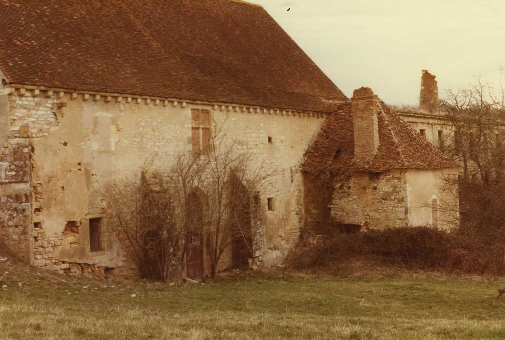 Abbaye Notre-Dame de Fontmorigny : Bâtiment des convers et boulangerie, ensemble sud, vue générale