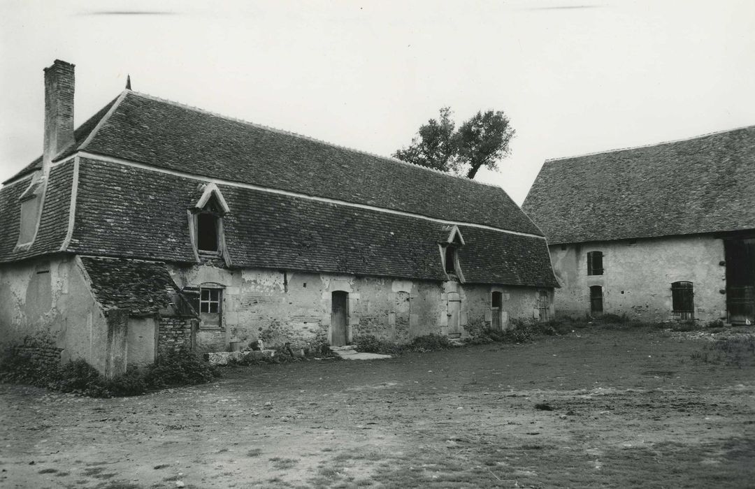 Prieuré d'Orsan : Cour intérieure, façade nord, vue générale