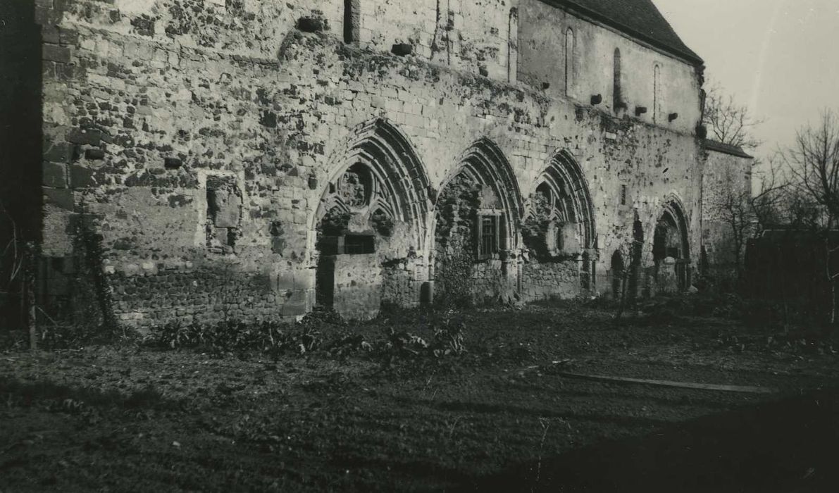 Ancienne abbaye Saint-Martin : Salle capitulaire, façade est, vue partielle