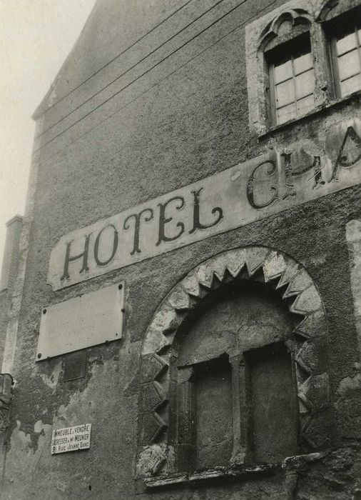 Maison : Façade sur rue, vue partielle